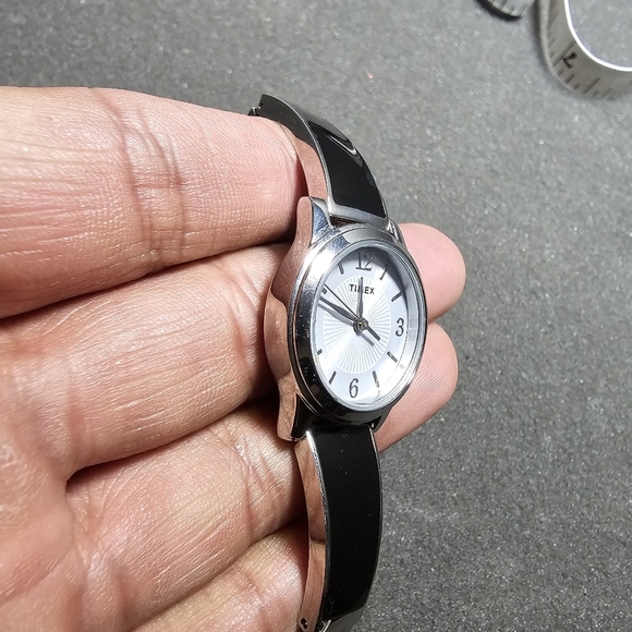 Timex Ladies Quartz Fashion Watch Silver Tone Black Stretch Bracelet Working sho - Picture 5 of 10